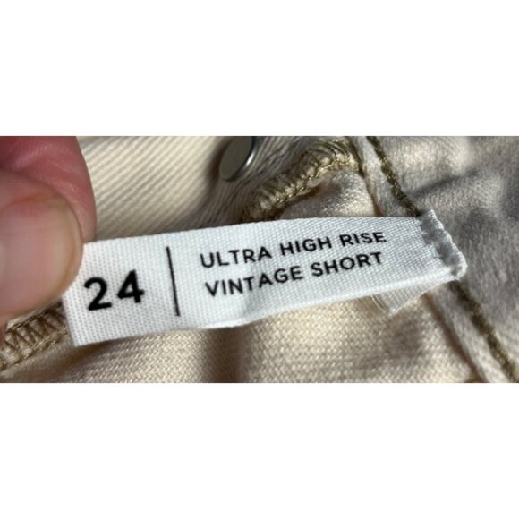 NWT- Ultra High Rise Daisy Embroidered Cream Denim Shorts By PacSun women’s 24 - Picture 9 of 15